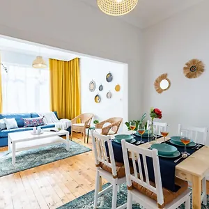 https://colorful-flat-with-excellent-location-near-trendy.istanbul-turkeyhotels.com